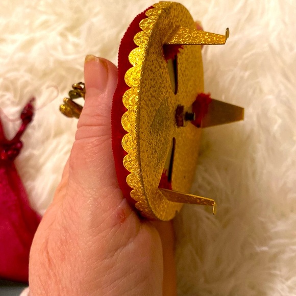 VINTAGE BRASS POODLE RED VELVET PIN CUSHION w/ YELLOWSTONE CHARM SWEET! … - Picture 7 of 7